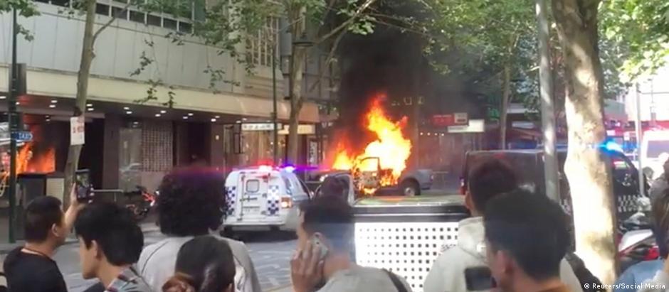 Agressor saiu de carro em chamas em movimentada rua comercial