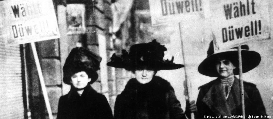 Mulheres alemãs apoiam candidato Bernhard Düwell em janeiro de 1919, pouco depois da conquista do sufrágio feminino