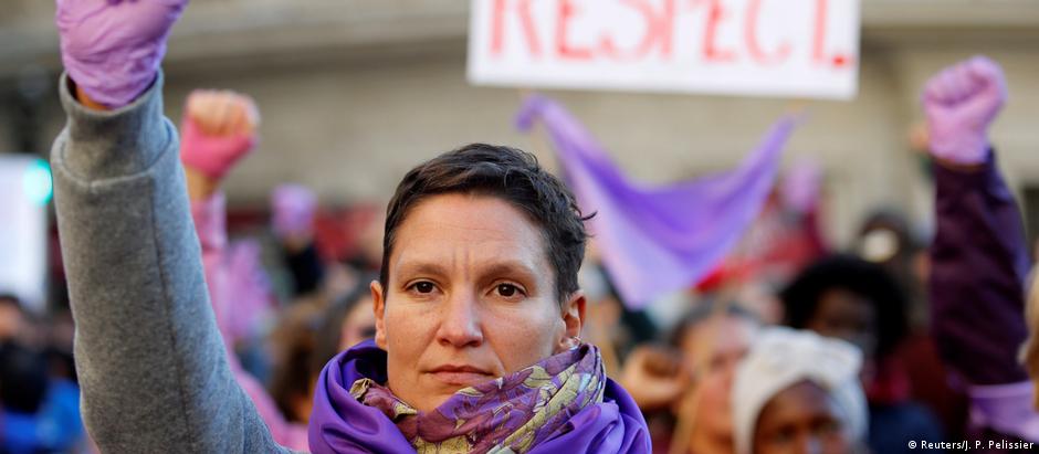 Mulheres com luvas roxas protestam por maiores direitos durante passeata em Marselha, na França, em novembro