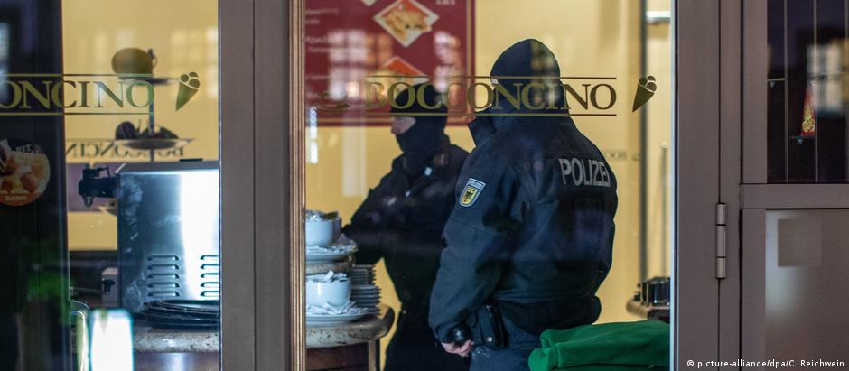 Policiais realizam busca em sorveteria italiana na cidade alemã de Duisburg em operação contra mafiosos