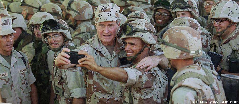 Presidente George H.W. Bush (c.) visita tropas americanas na Somália em 1993