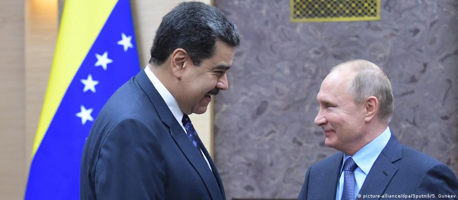 Putin (dir.) disse apoiar esforços de Maduro para normalizar as relações com a oposição