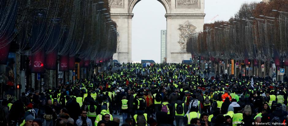 Manifestações em Paris se mantiveram, em grande parte, pacíficas, possivelmente devido ao reforço massivo da segurança
