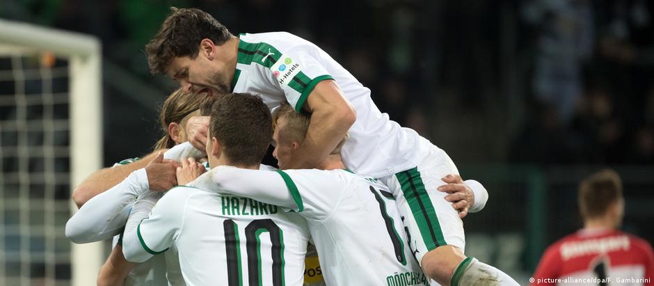 Jogadores comemoram o gol que abriu o placar na vitória por 3 a 0 no fim de semana contra o Stuttgart 