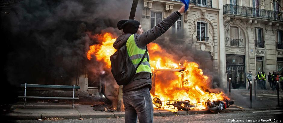 Protestos dos "coletes amarelos" forçaram Paris a dar meia volta em assuntos sociais