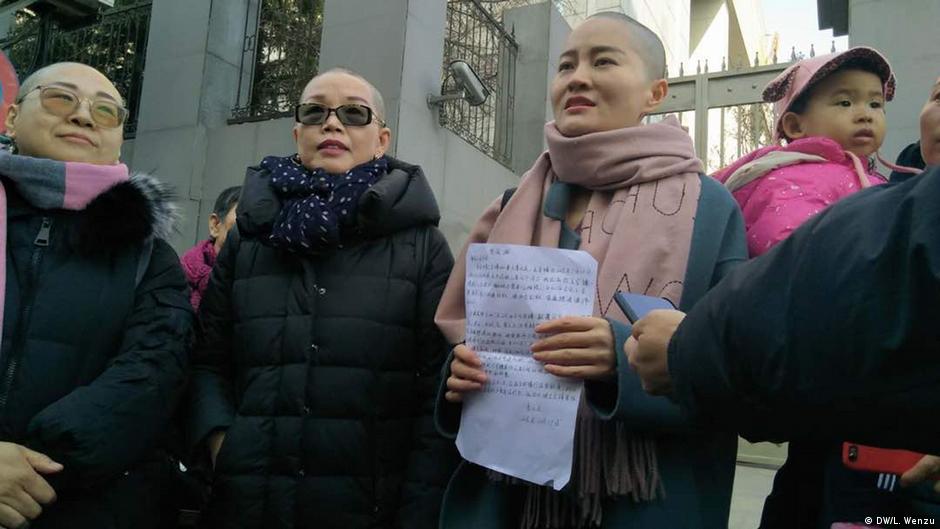 「我可以無髮，你不能無法！」中國709案律師妻子集體剃髮，抗議當局非法辦案