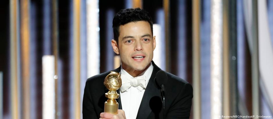 Rami Malek recebe a estatueta de melhor ator na premiação do Globo de Ouro